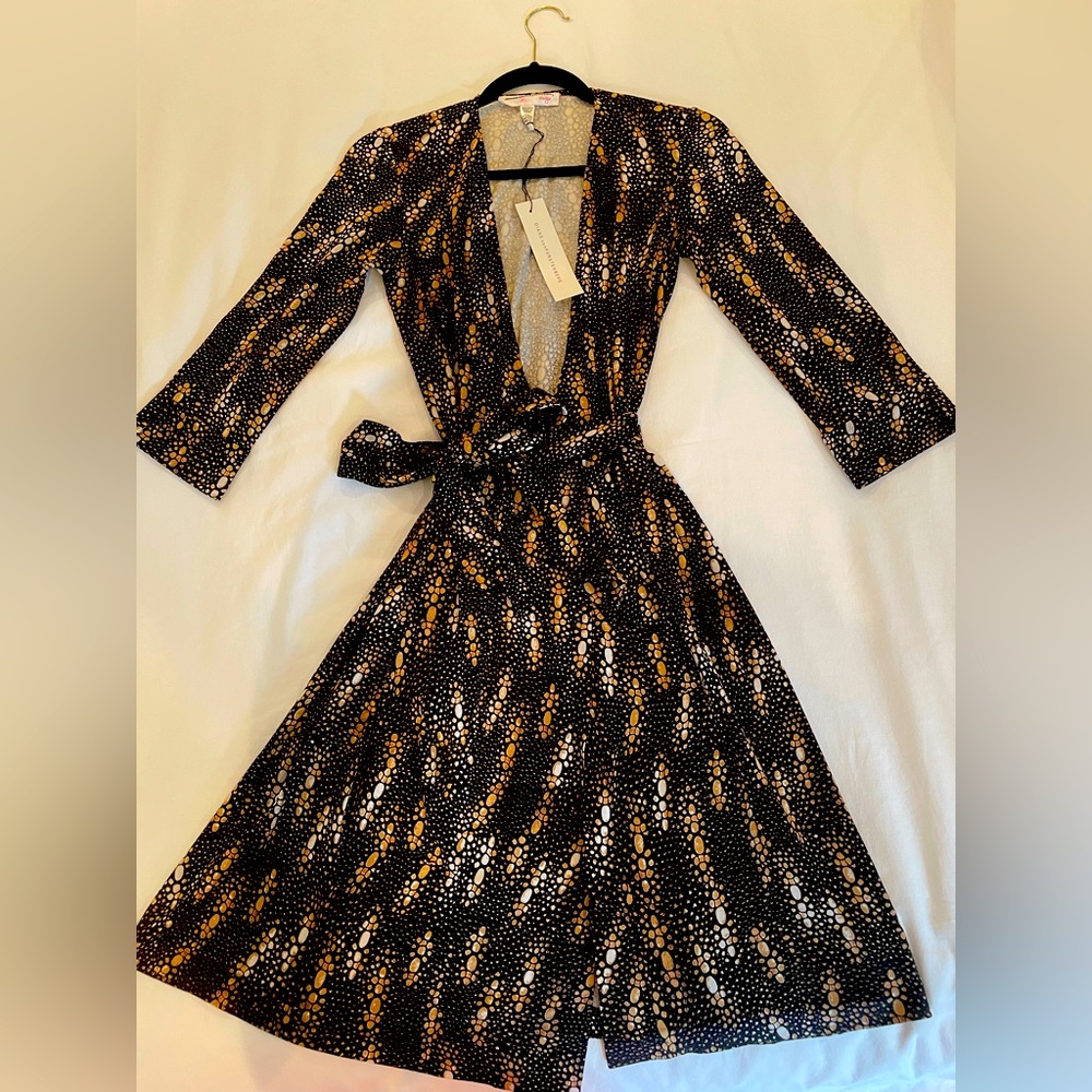Diane Von Furstenberg, Vintage Collection, wrap dress, size 6, 100% silk. NWT